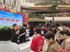 工做人员走进教室为学生开设“食物平安小课